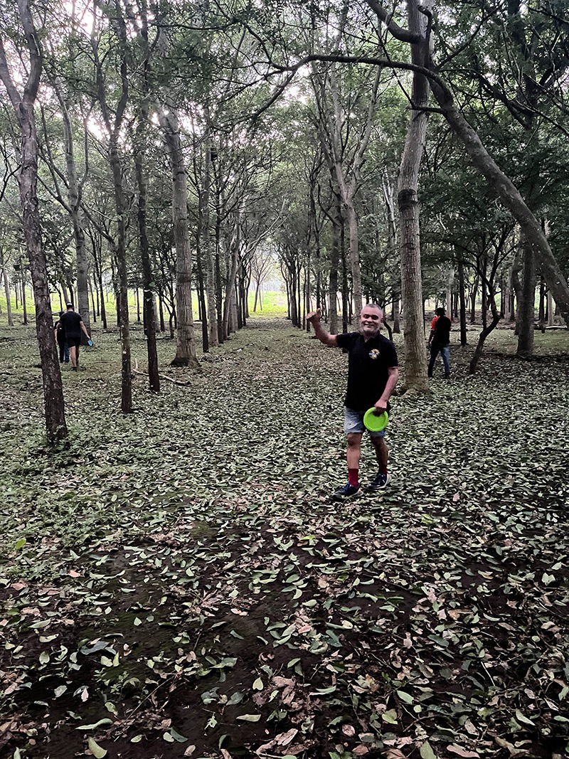 Persona jugando Disc Golf