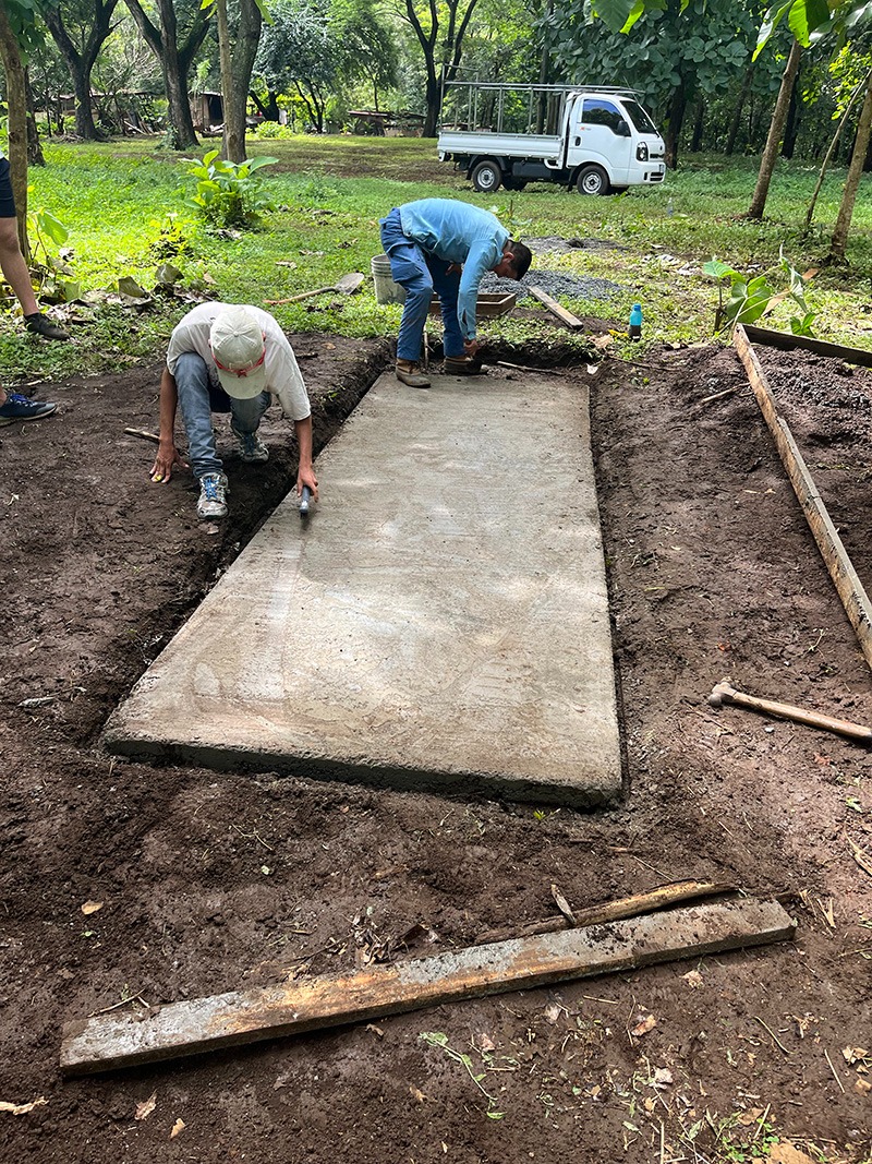 personas trabajando en las obras para el disc golf 