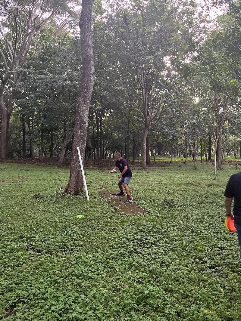 Parsonas jugando disc golf