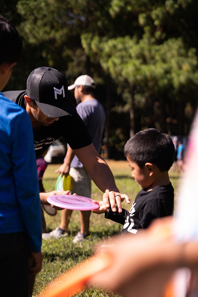 Niño jungando disc golf