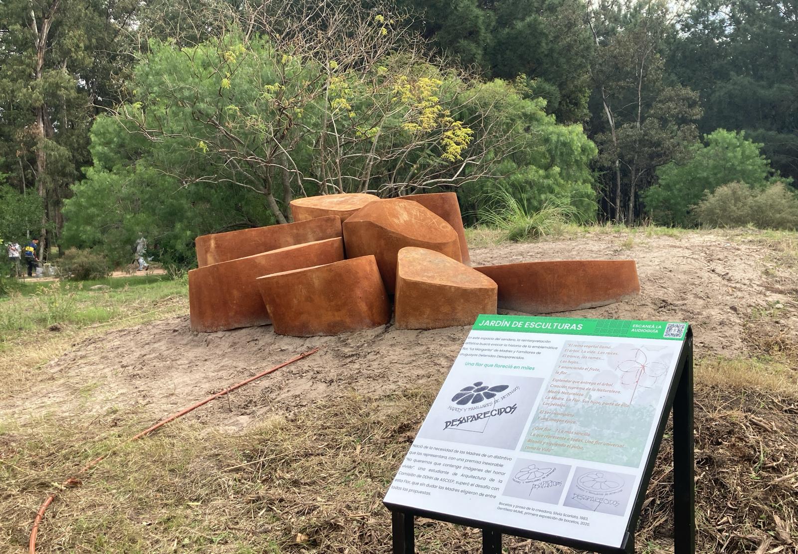 Este sábado 24 de mayo apertura del Sendero de la Memoria, un nuevo memorial vivo através de la naturaleza y la construcción colectiva:  - Presentación de la escultura de la emblemática margarita, Facultad de Artes  - Bocetos realizados por la autora de la flor símbolo de Familiares  - Se escucharán por primera vez las audioguías del recorrido  - Plantación de árboles en homenaje a las personas detenidas desaparecidas  - Con presencia de  autoridades departamentales, municipales y organizaciones sociales