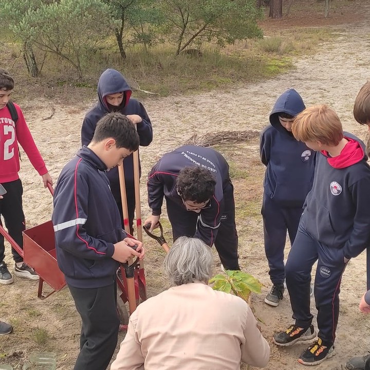 Visita de centros de estudio en el marco del programa lúdico-ambiental que tiene como objetivo poner en valor aspectos patrimoniales naturales y culturales presentes en el Parque Roosevelt. El abordaje de las actividades son de características educativas y lúdicas, con el fin de generar instancias de sensibilización y empoderamiento asociado a los diversos valores naturales del parque.