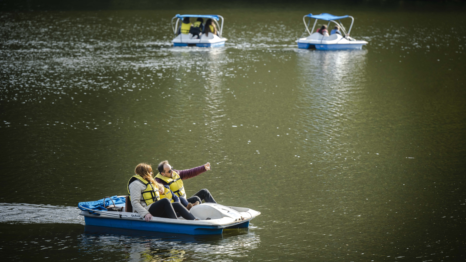 botes en el lago