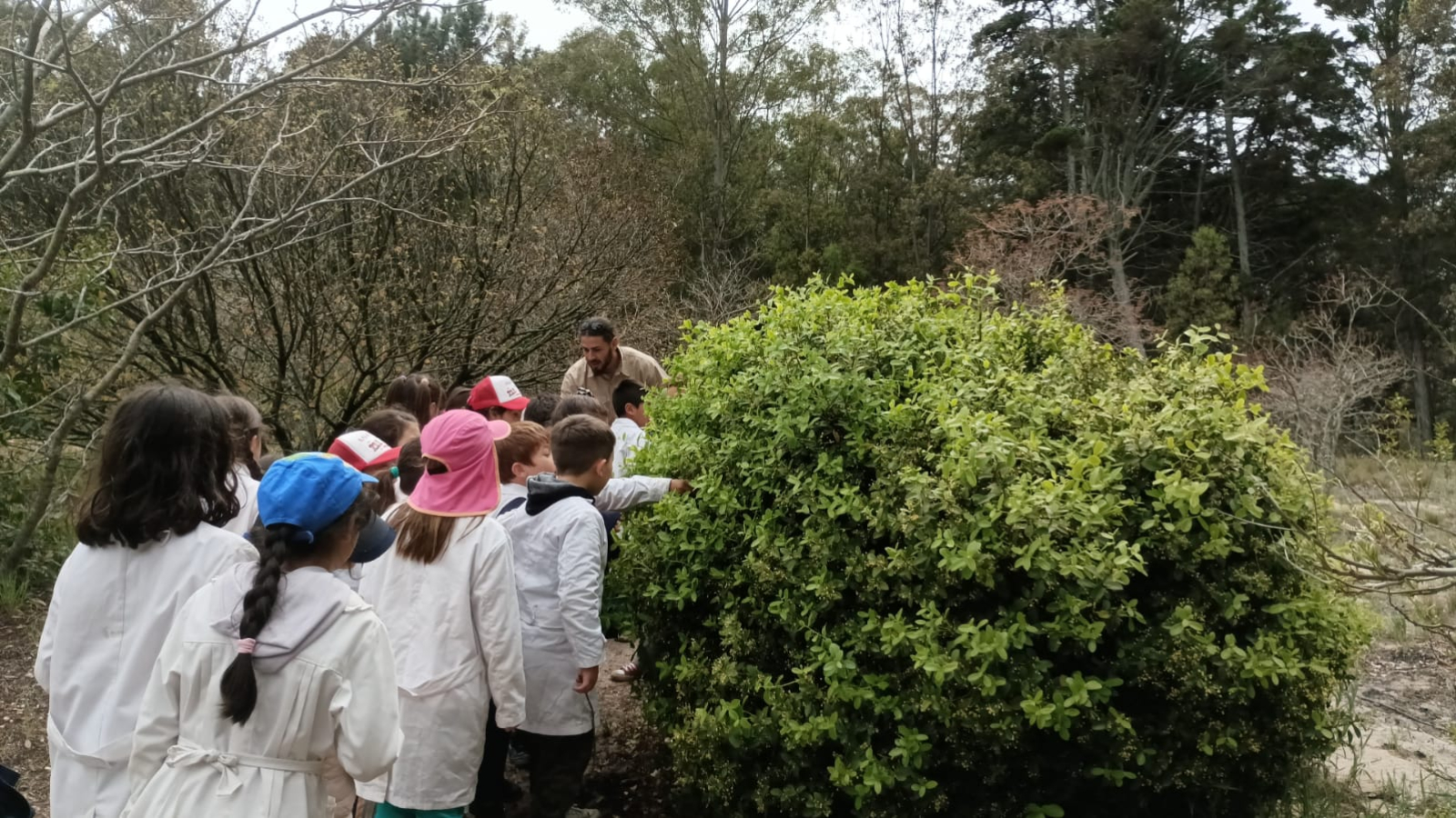niños y niñas en el sendero Guyunusa