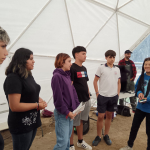 jóvenes atendiendo charla