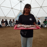 joven ofreciendo trufas hechas por Centro Juvenil