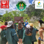 niños y niñas en la entrada 
