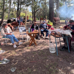 familia disrutando los parrilleros